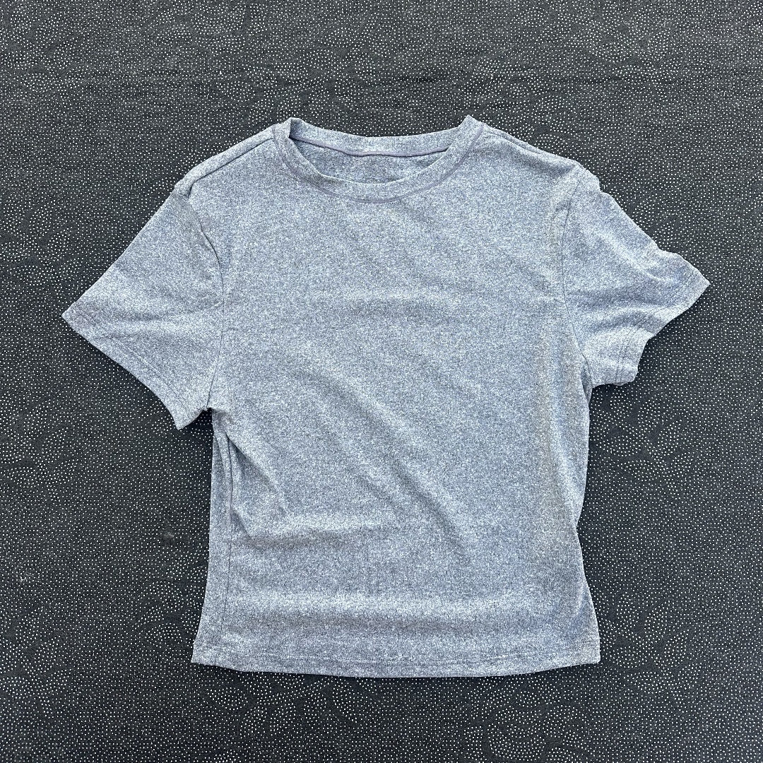 Einfarbiges Damen Crop Fitness T-Shirt – Enganliegend, Atmungsaktiv & Kurzarm für Yoga & Training