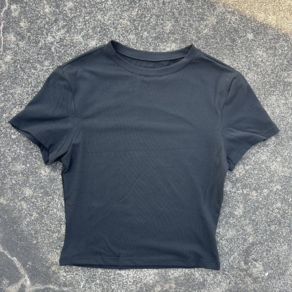Einfarbiges Damen Crop Fitness T-Shirt – Enganliegend, Atmungsaktiv & Kurzarm für Yoga & Training